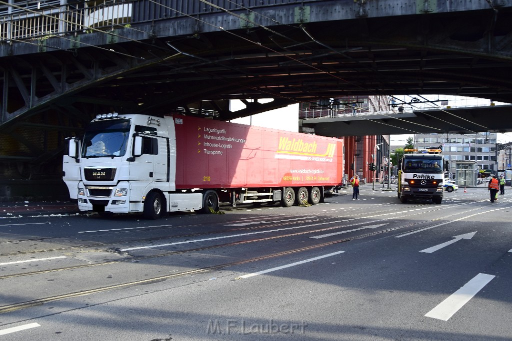 LKW blieb unter Bruecke haengen Koeln Deutz Opladenerstr Deutz Muelheimerstr P073.JPG - Miklos Laubert